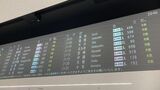 1月2日、事故後に全便欠航となった羽田空港の電光掲示板(記者撮影)