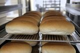 コッペパンの製造体制を少しずつ増強してきた（筆者撮影）