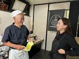 沙邦莉さんの先輩でもあるベテラン和菓子職人の篠崎さんは、「この子はようがんばっとる。ほんまにたいしたもんや」と称える。その表情から、沙邦莉さんが愛されているのがわかる（筆者撮影）