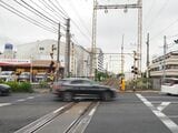 交通量が多い国道6号の新宿新道踏切。ここの扱いが大きなポイントの一つだ（編集部撮影）