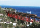 東海道線根府川鉄橋を渡る113系電車。中間にステンレス製の2階建てグリーン車を連結している（撮影：南正時）