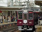 2014年「宝塚歌劇100周年」のヘッドマークを付けた8000系。能勢電鉄直通の「日生エクスプレス」として走る姿（撮影：南正時）
