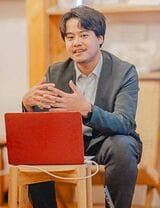 小原聡真（おはら・そうま）鎌倉市教育委員会次長（学びみらい課担当）新卒で文部科学省へ入省。学習指導要領（外国語）改訂や教育予算確保等を担当したほか、北海道の小学校で1年間の勤務経験も。その後、デロイトトーマツコンサルティングへ入社し、教育ビジネスチームの立ち上げに取り組み、経産省「未来の教室」事務局の運営等に従事。2024年から現職。鎌倉市での教育ビジョン策定や、寄付金を活用した探究学習支援の制度設計を担当（写真：鎌倉市教育委員会提供）