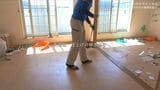 家具やゴミがなくなった室内を掃き掃除（画像：「イーブイ片付けチャンネル」より）