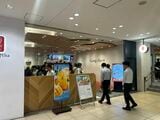 『ゴンチャ 東京駅グランスタ八重洲店』。サラリーマンの姿も散見される（筆者撮影）
