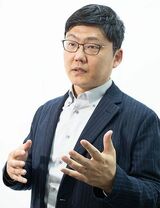 村中 直人（むらなか・なおと）臨床心理士、公認心理師、Neurodiversity at Work 代表取締役、一般社団法人子ども・青少年育成支援協会代表理事（共同代表）1977年生まれ。臨床心理士として公的機関での心理相談員やスクールカウンセラーなど主に教育分野で勤務し、発達障害、聴覚障害、不登校など特別なニーズのある子どもたち、保護者の支援を行う。2008年から多様なニーズのある子どもたちが学び方を学ぶための学習支援事業「あすはな先生」の立ち上げと運営に携わり、「発達障害サポーター’s スクール」の運営を通じ、支援者育成にも力を入れている。現在はニューロダイバーシティに着目し、企業向けに日本型ニューロダイバーシティの実践サポートも行う