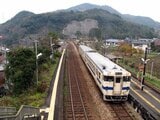 夜明駅に停車する列車（撮影：南正時）