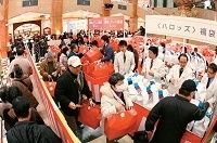 初売りの熱気は一場の夢、激化する百貨店の生存競争