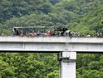 トラックと正面衝突したバスが炎上､2人が死亡