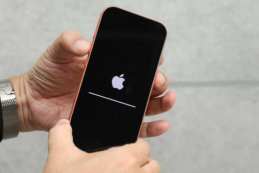 アップデート中にiPhoneが文鎮化──eSIM時代