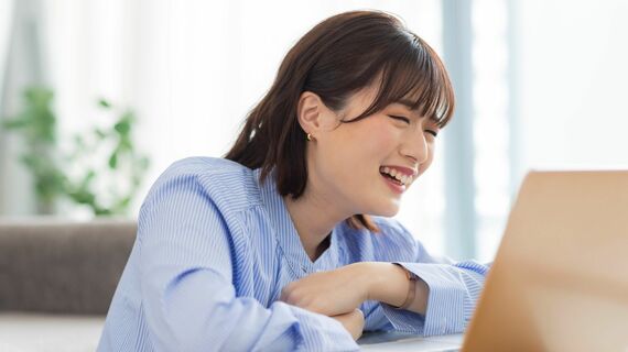 パソコン 女性 笑顔 うれしい