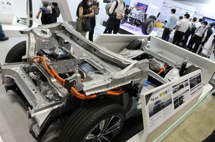 トヨタブースに展示されていたbZ4Xのシャーシ(筆者撮影)