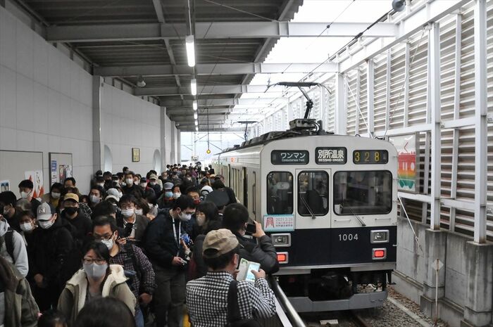 全線再開日の別所線上田駅。終日多くの人でにぎわった