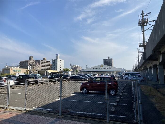 高架に隣接して広がる駐車場