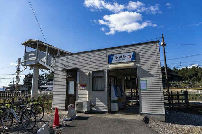 多田駅は簡易IC改札機が置かれているだけの無人駅だ
