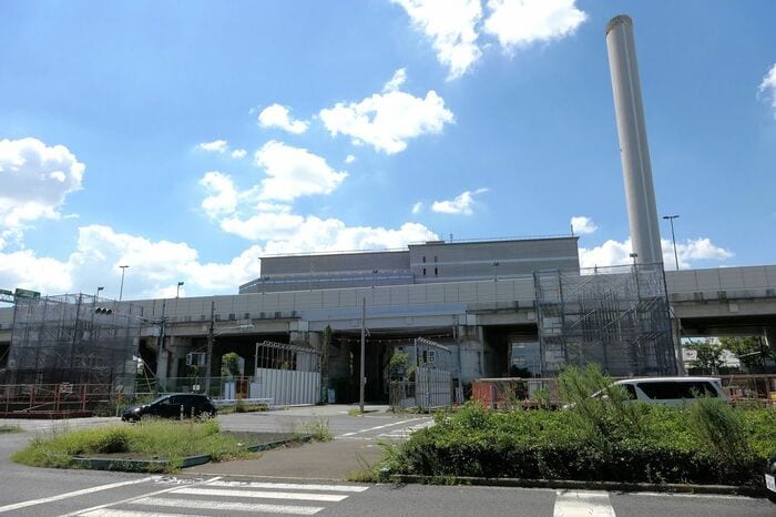 モノレールの支柱が並ぶ
