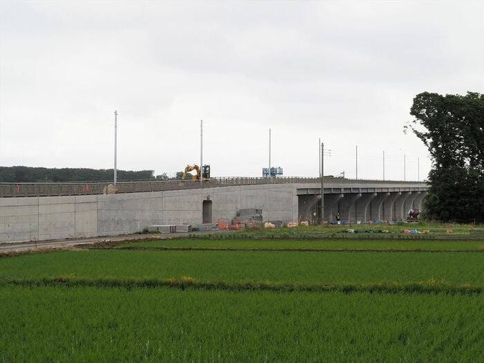 鬼怒川橋梁へとつながる田園地帯の軌道