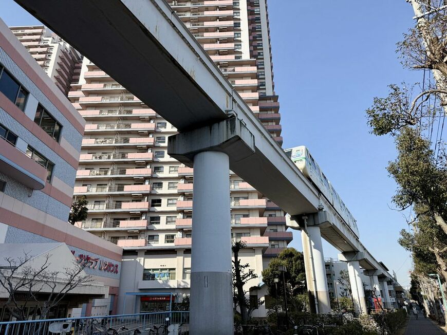 「スカイプラザ・モール」の横を走る「山万ユーカリが丘線」