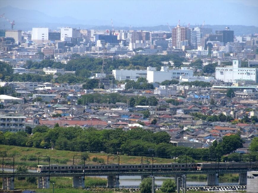 多摩川を遠望。鉄橋を走るのは8000系と9000系だ（撮影：南正時）