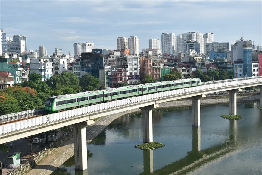 ハノイ2A号線は全線高架式で建設されている（筆者撮影）