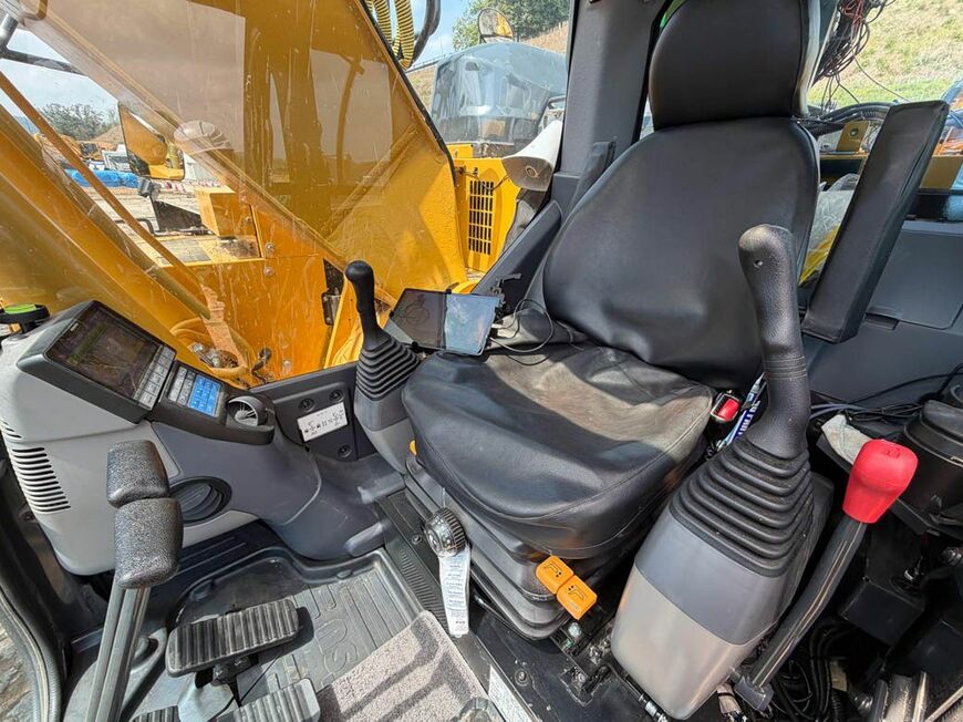 遠隔装置を搭載しても運転席はほぼそのまま使える