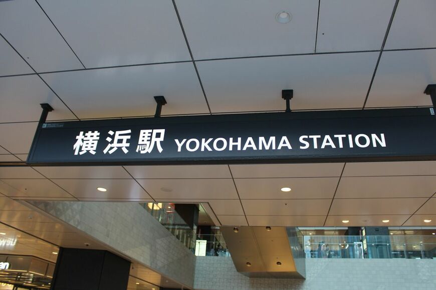 日本のサグラダファミリア？ 横浜駅のフードコートへ（筆者撮影）