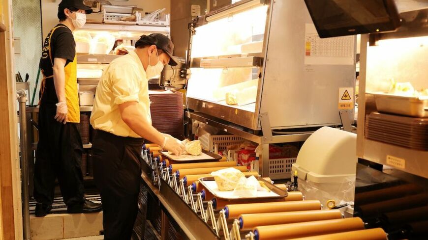 1時間に300〜400人という前例にない客数をさばくため、渋谷店で初めて導入されたベルトコンベア（撮影：尾形文繁）
