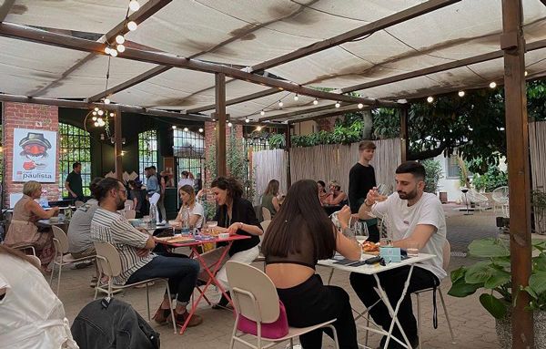 レストランでは着席中は以前からノーマスクOKだったが、今では立ち歩いている人、スタッフもマスクは不要だ（筆者撮影）