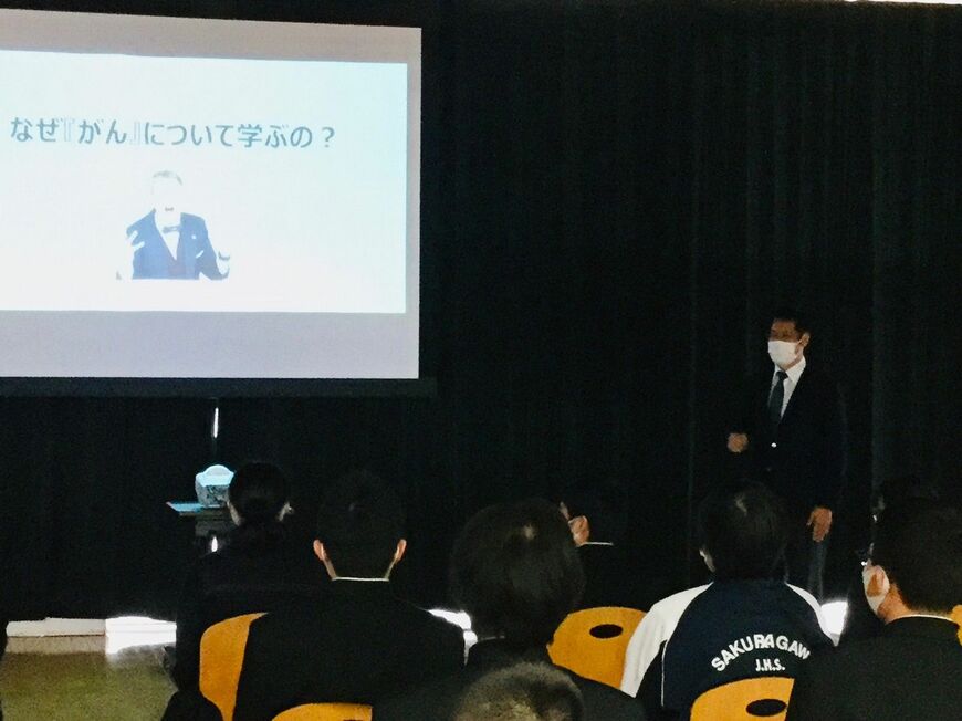 茨城県稲敷市立桜川中学校で生徒たちに授業をする志賀さん（写真：筆者提供）