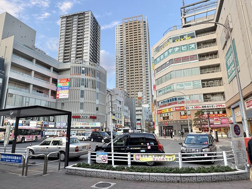  千葉県市川市から、なぜ百貨店が消えたのか…。写真は本八幡駅北口の様子（駅北口）（写真：筆者撮影）