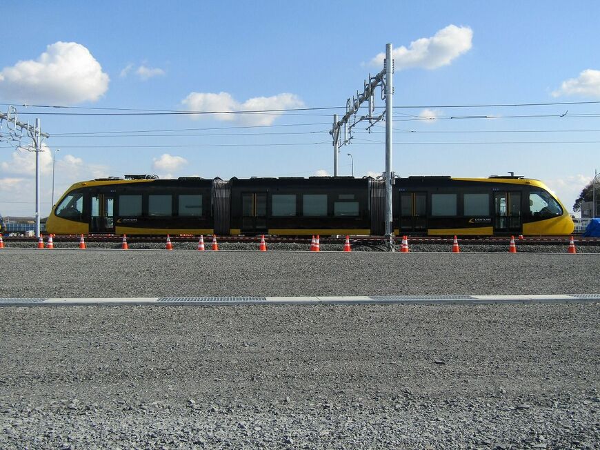 宇都宮ライトレールHU300形（3両連接車両）（筆者撮影）