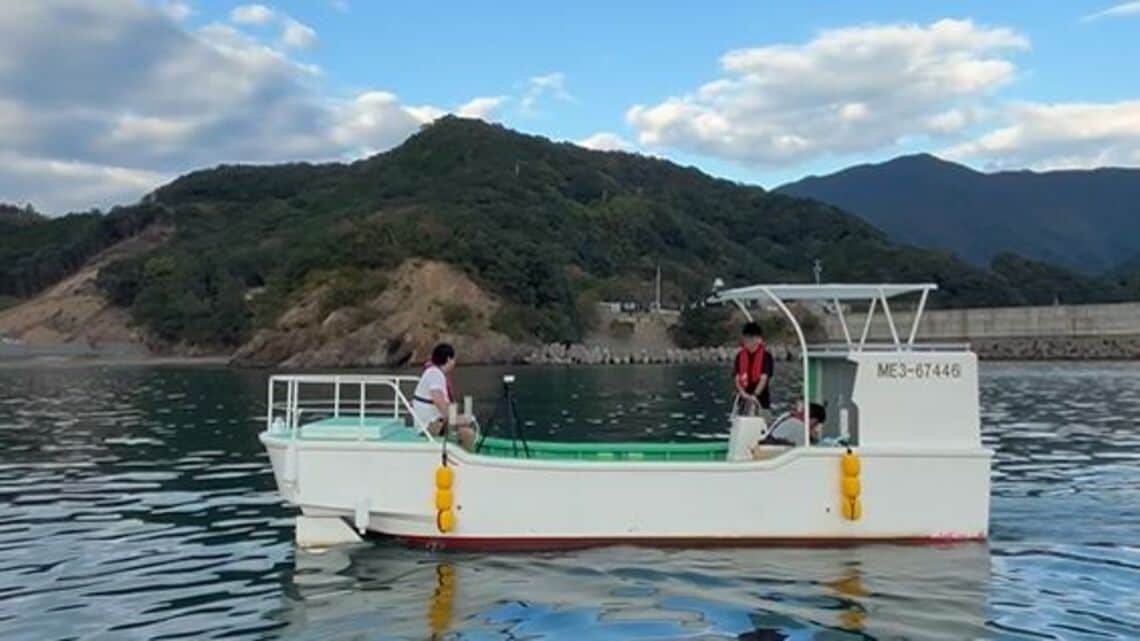 海上を運行するロボット漁船