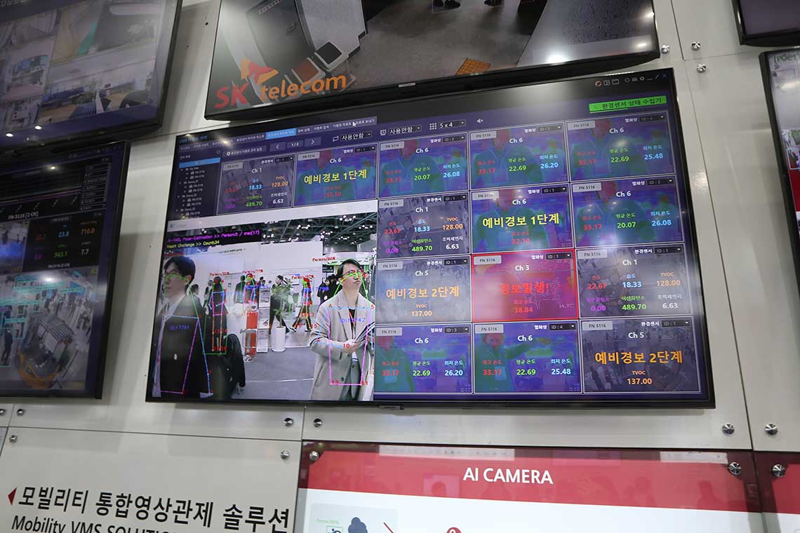 監視カメラの顔認識の例