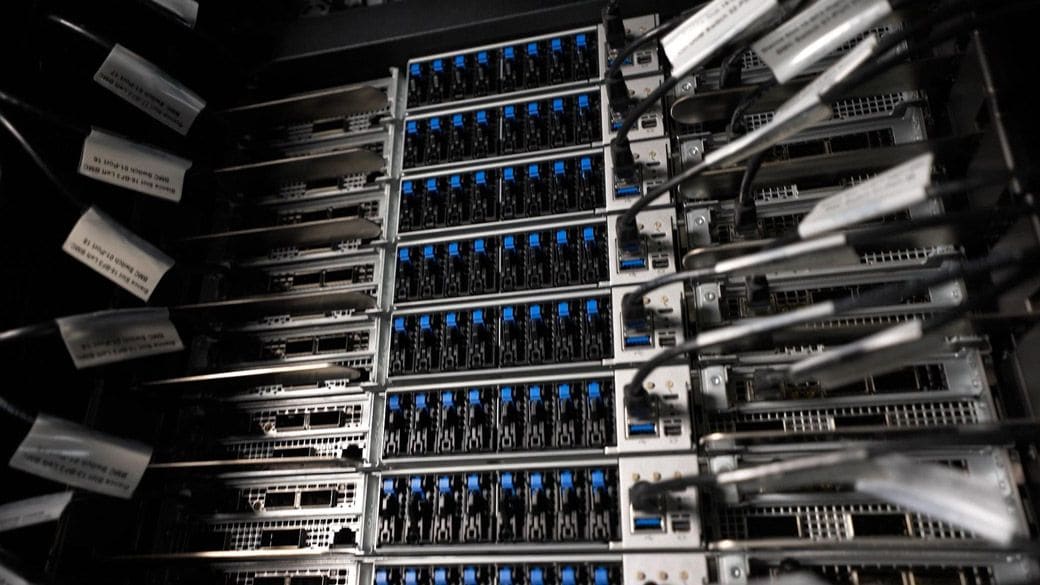 NVIDIA GB200 NVL72を搭載したサーバー