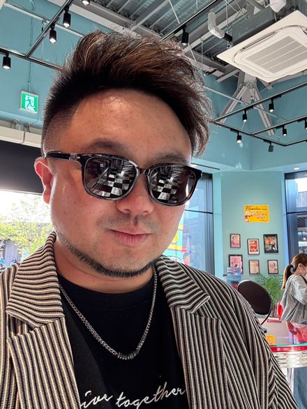卒業生が働く店で買い物。生徒が卒業しても交流を続ける（写真：高田さん提供)