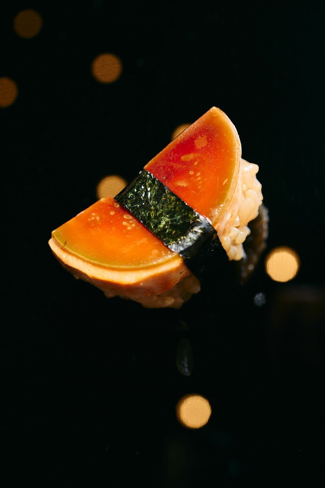 あん肝の上にスイカの漬物を載せたもの（写真：Marissa Apler／The New York times）