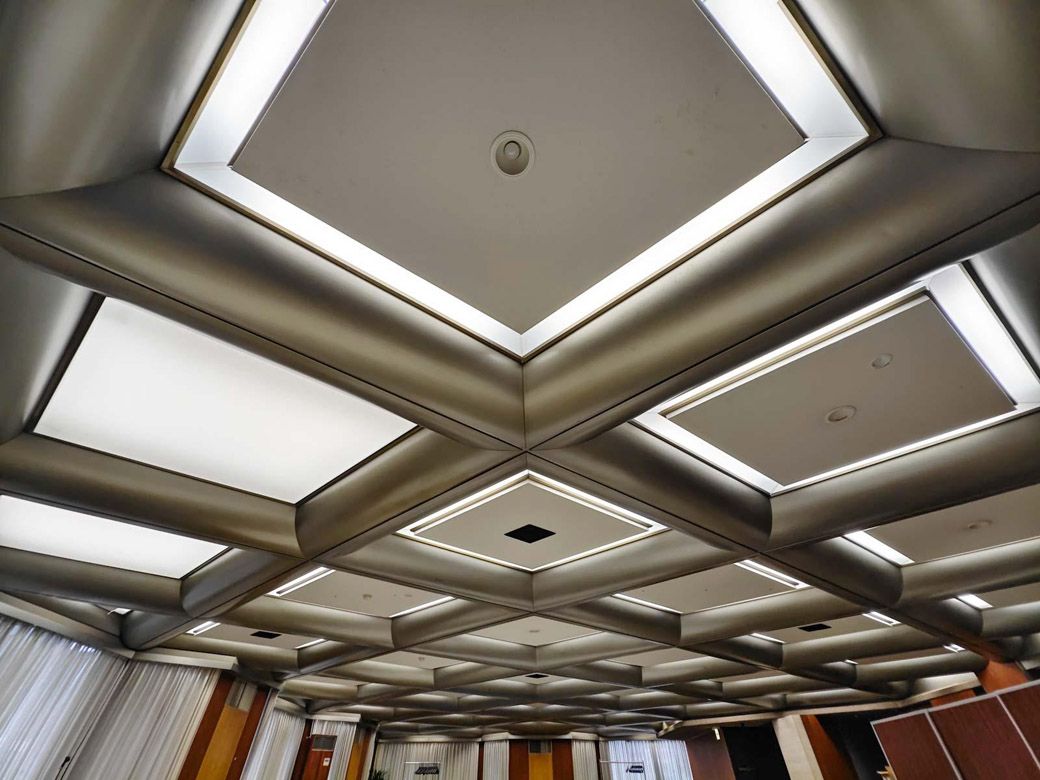 巨大なパイプが組まれた天井