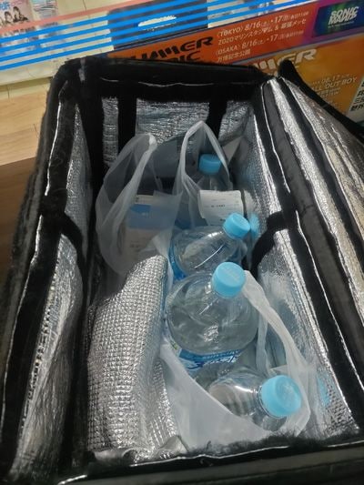 2リットルの水4本＋牛乳1本。ベビー級の配達でも報酬は変わらないから泣けてくる（著者撮影） 