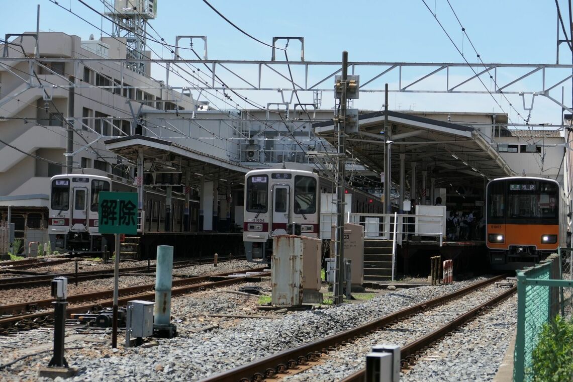 2番線の準急川越市行きは発車済み（記者撮影）