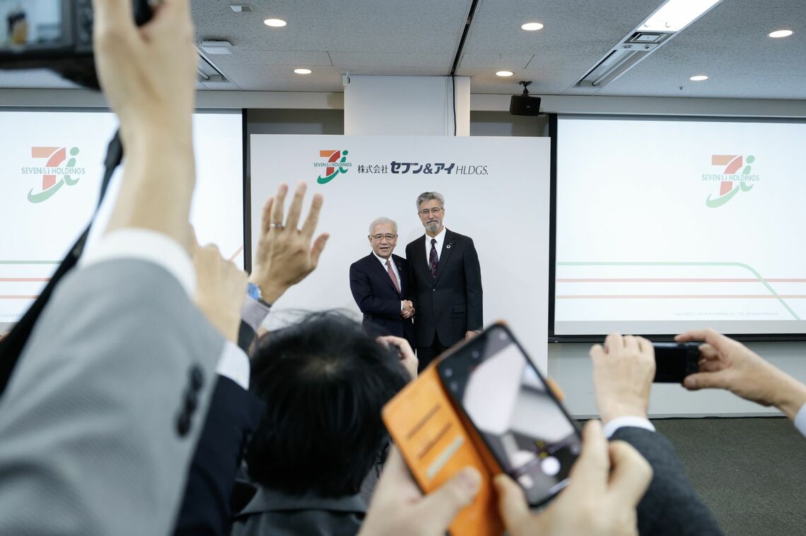 井阪社長（左）と次期社長デイカス氏（6日･都内）Photographer: Kiyoshi Ota/Bloomberg