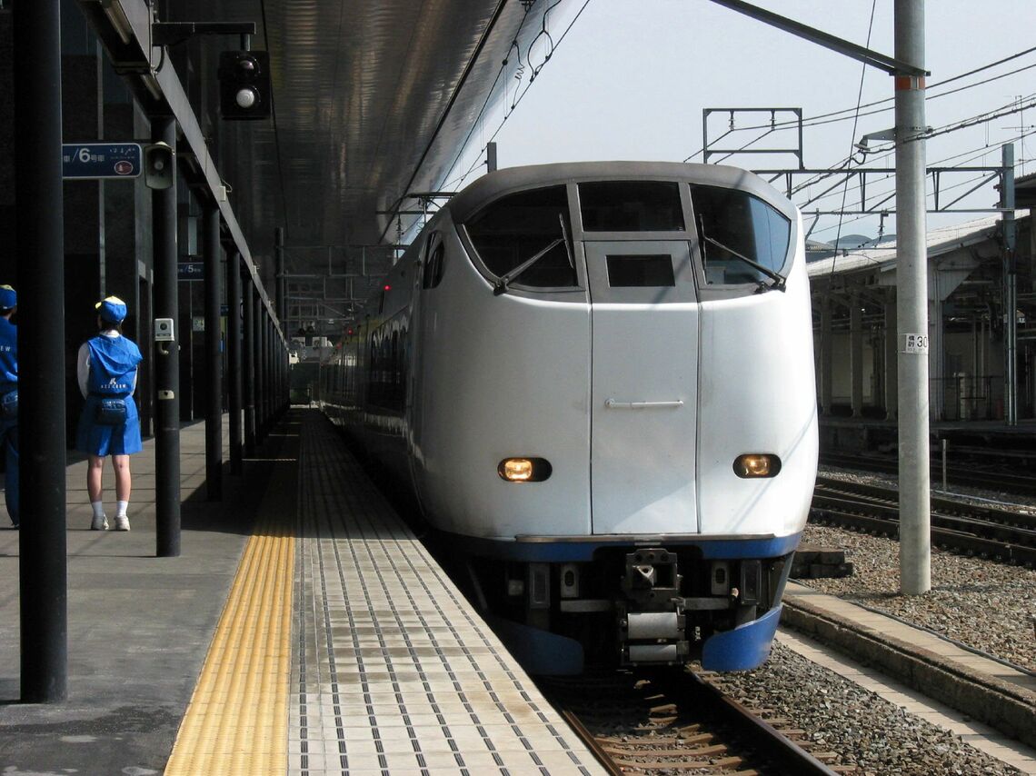 京都駅に停車する関空アクセス特急「はるか」（撮影：南正時）