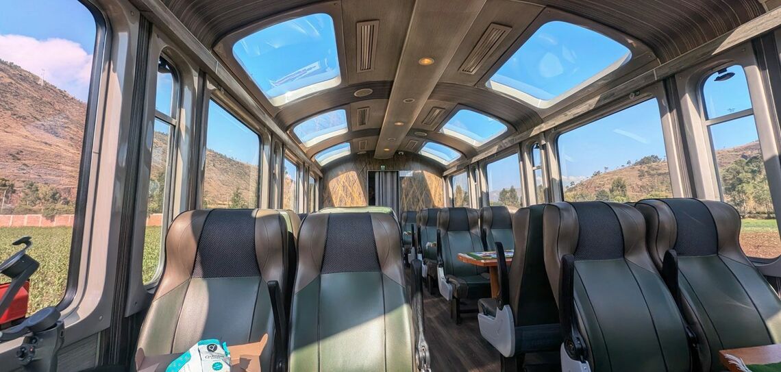 大自然の中を走る列車
