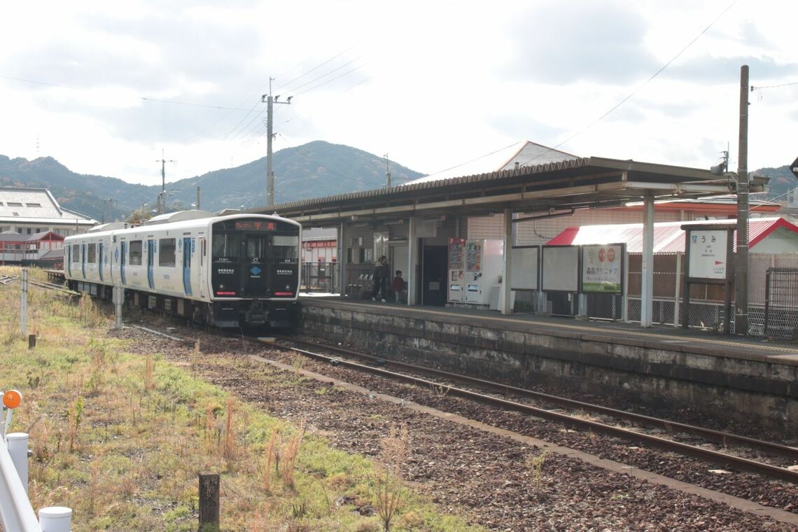 香椎線宇美駅と列車