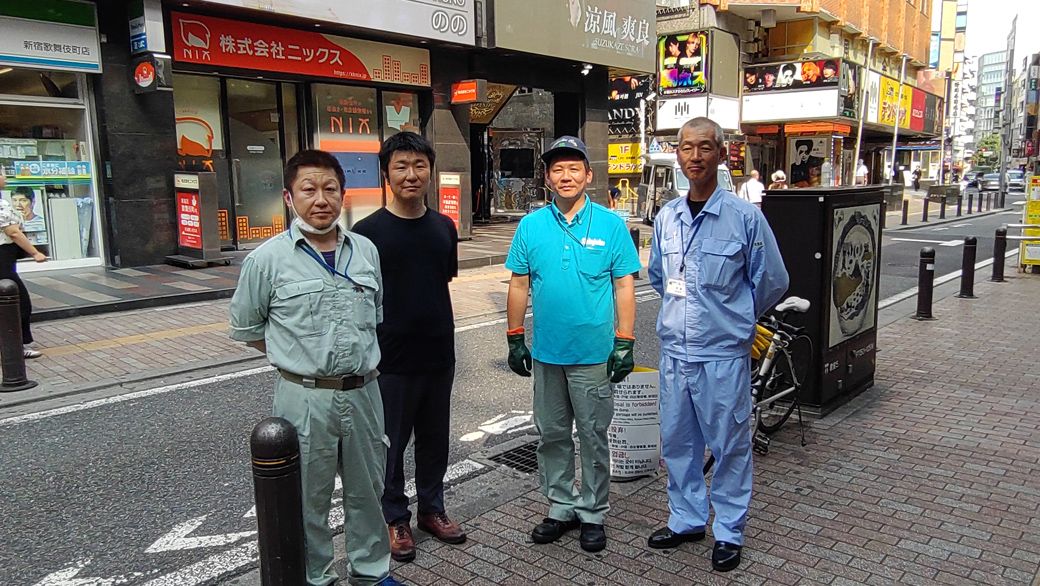 部署間の連携により歌舞伎町の美化に貢献している新宿区の皆さん。左から監察指導係戸田氏、事業系ごみ減量係安藤氏、まち美化係大場氏、歌舞伎町清掃センター兵藤氏（筆者撮影）