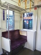 車端部の2人掛け席。後期に造られた車両は