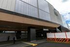 高瀬舟の帆をイメージしたという愛宕駅の新駅舎