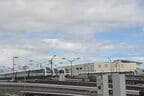車窓から車両基地も見える