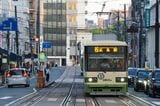 猿猴橋町付近を走る路面電車。広島駅のすぐ近くにもかかわらず車道部分が狭いのがわかる（撮影：伊原薫）