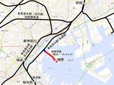 横浜ノース・ドックに乗り入れる米軍専用線の位置。瑞穂埠頭の外（青）は土地と線路施設、埠頭内（赤）は線路施設が返還される（国土地理院の地図を加工）
