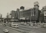 駅東口の東急文化会館(1956年開館、2003年閉館)。館内にプラネタリウム、映画館やショッピング、レストラン街のある施設として親しまれてきたが、現在は「ヒカリエ」に建て替わっている（写真：1983年、吉野純治撮影）